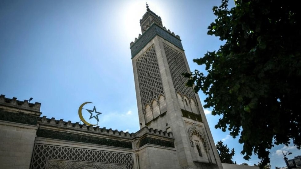 فرنسا.. مسجد باريس الكبير يندد بتصريحات رئيس الوزراء الفرنسي حول ما وصفه 