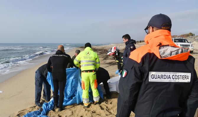 Italie: Plus de 1300 migrants secourus en mer, hommage aux victimes