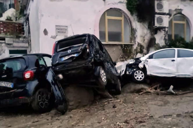 En Italie, une femme est morte et une dizaine de personnes sont portées disparues après un glissement de terrain sur l’île d’Ischia