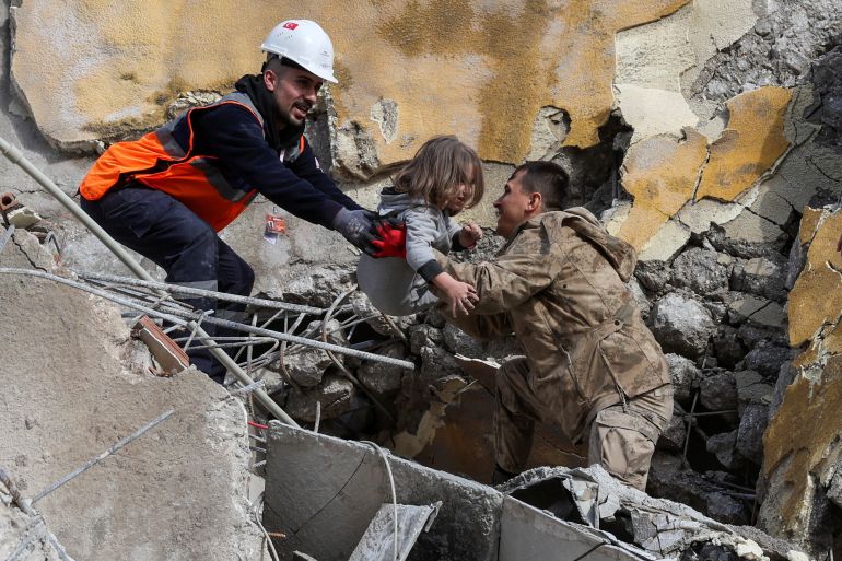 جسور جوية وفرق إنقاذ ومساعدات.. هبة دولية واسعة لإغاثة متضرري زلزال تركيا وسوريا