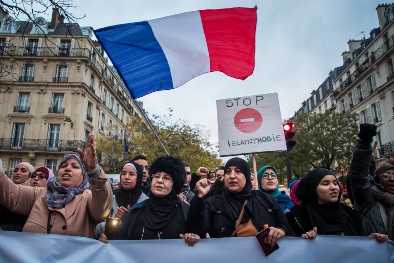 دراسة متخصصة: الأسرة النابضة بالحياة تعزز الانتماء الديني في فرنسا والإسلام يظل قوة مؤثرة (تقرير)