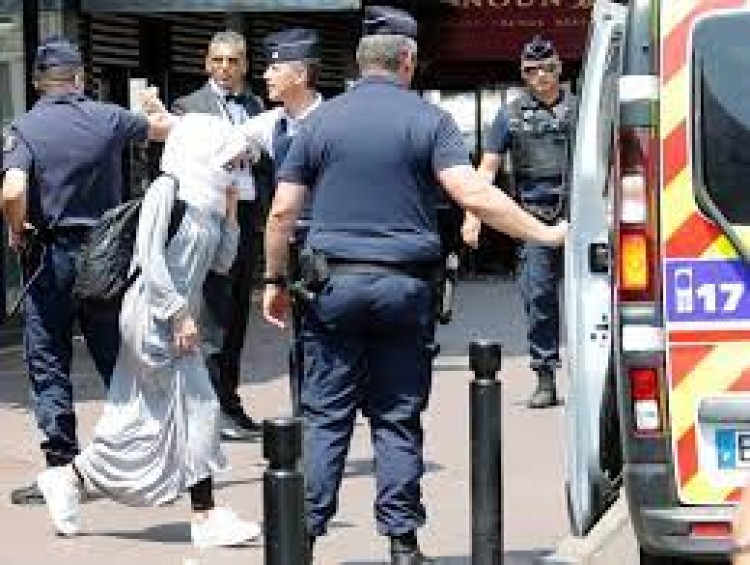 فرنسا.. الشرطة تستدعي سيدتين محجبتين بعد ضربهما