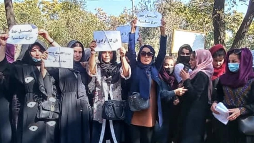 اعتراض ده‌ها زن افغان به اخراج دانشجویان دختر از خوابگاه دانشگاه کابل