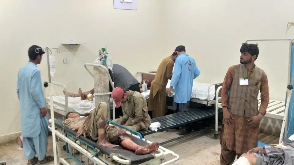 انفجار دموي يضرب مسجدًا في باكستان ويودي بحياة 52 شخصًا ويصيب العشرات خلال احتفال بمناسبة المولد النبوي