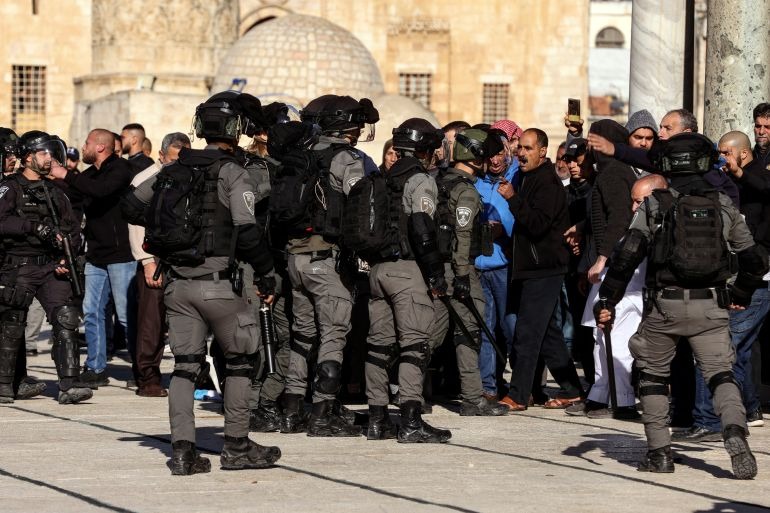 مسجد اقصیٰ پر سینکڑوں یہودیوں کا دھاوا، درجنوں فلسطینی زخمی