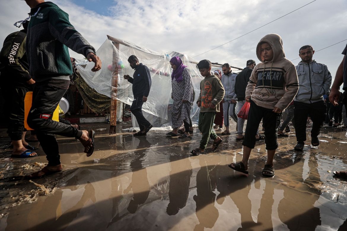 The rains exacerbate the suffering of Gaza's displaced people.