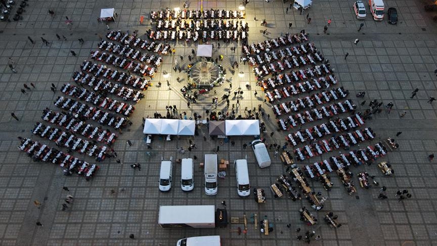 إفطار رمضاني جماعي في لودفيغسبورغ الألمانية يجذب آلاف المشاركين