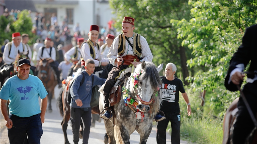 البوسنيون يحيون فعاليات النسخة الـ 512 من مهرجان 