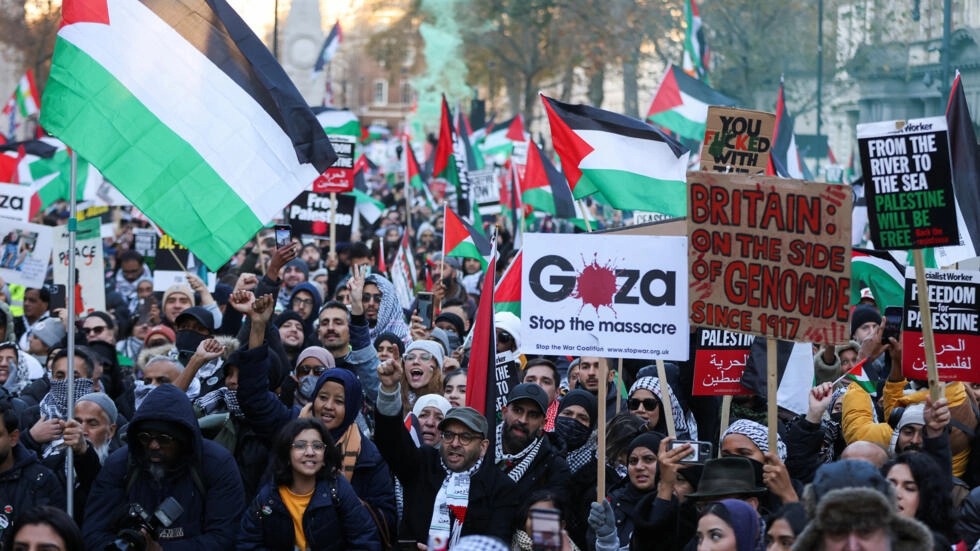 مظاهرة حاشدة في لندن تطالب بوقف المجازر في غزة وإنهاء بيع الأسلحة للاحتلال الإسرائيلي