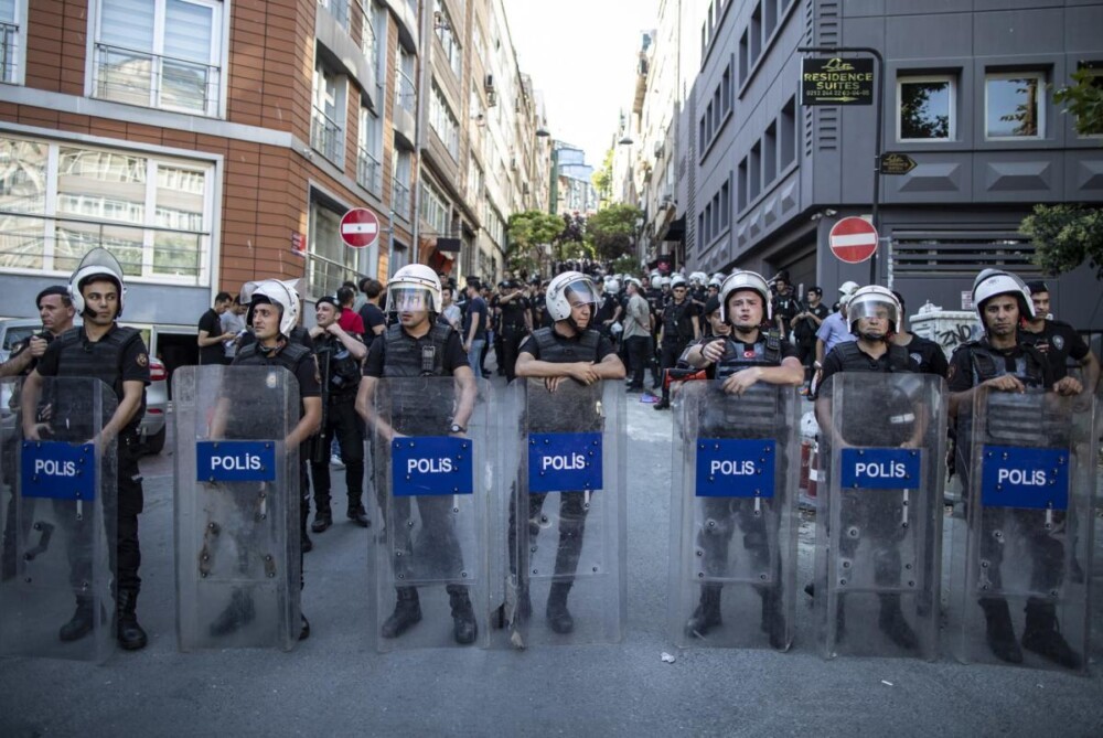 تركيا.. الشرطة تمنع مسيرة للشاذين جنسيا في منطقة “بيه أوغلو” بإسطنبول (صور)